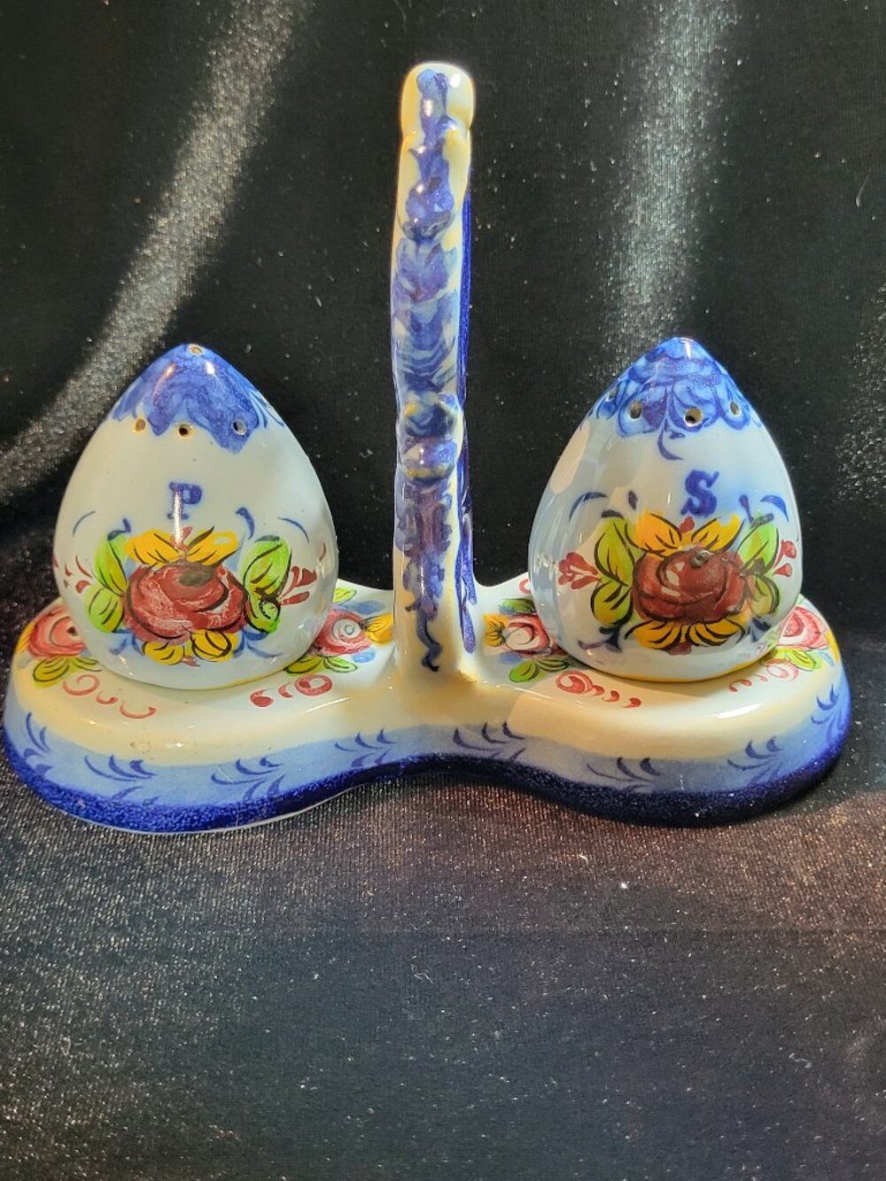 Vestal Alcobaca Salt & Pepper Set With Handled Tray Portugal Hand Painted